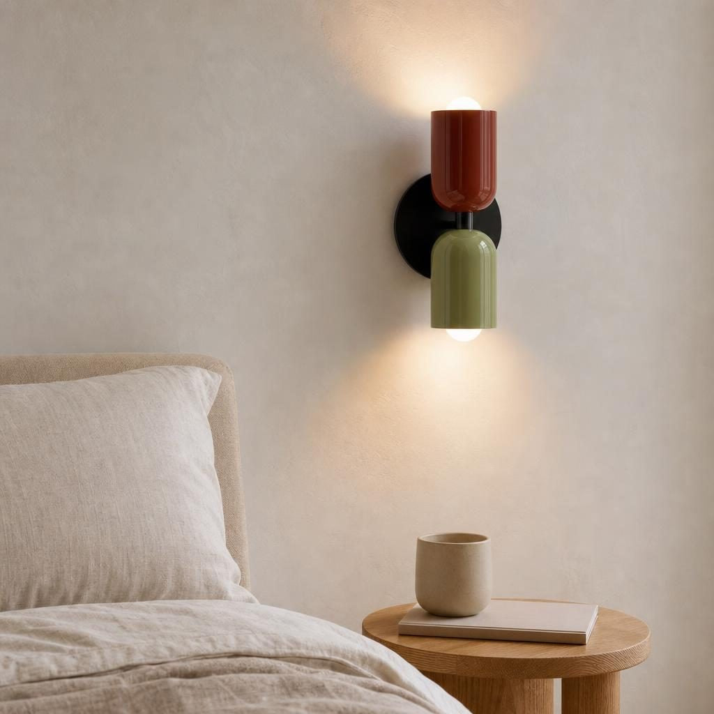 Applique Duo noire, rouge et verte allumée au-dessus d'une table de chevet