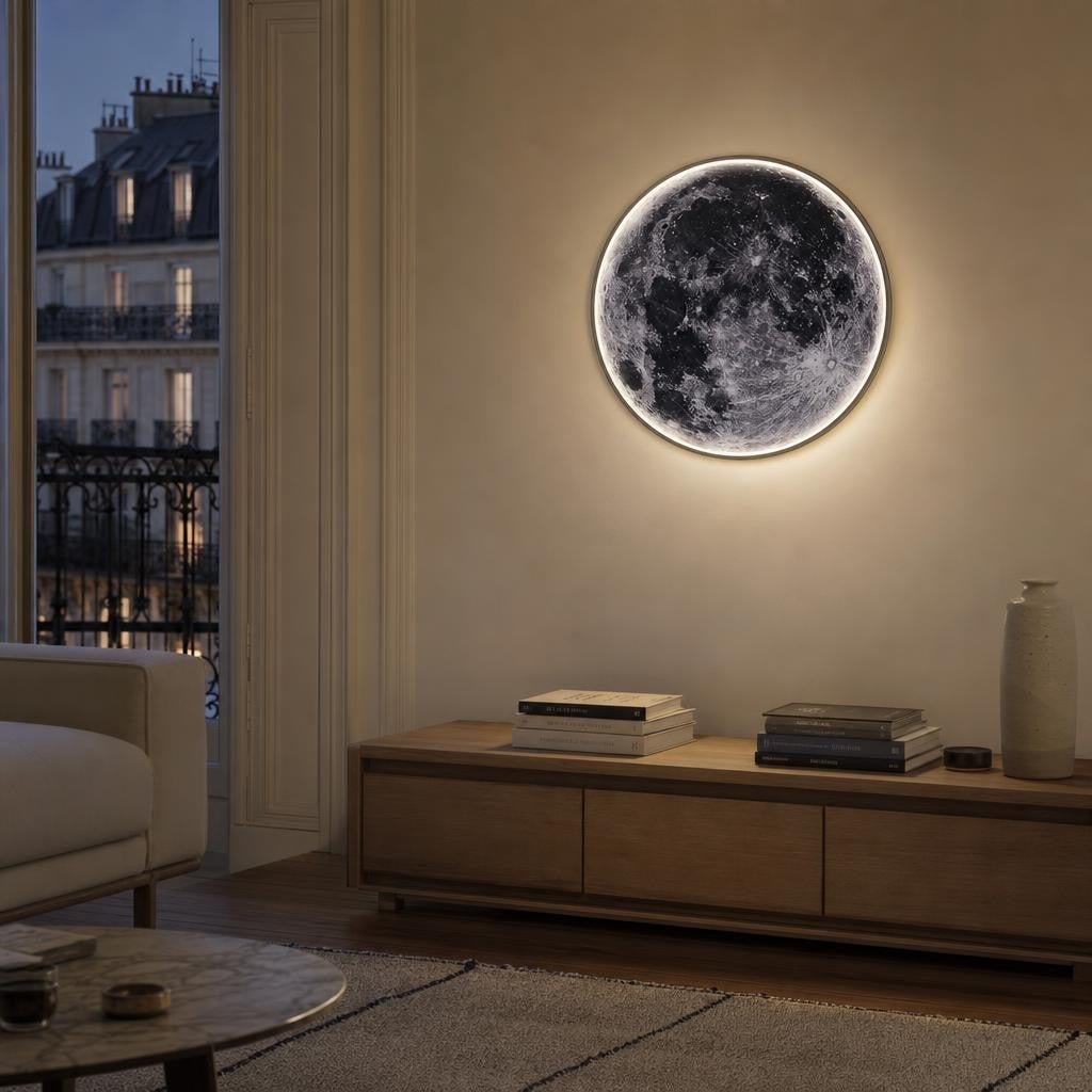 Applique lune Getsu allumée au-dessus d'une console dans un salon