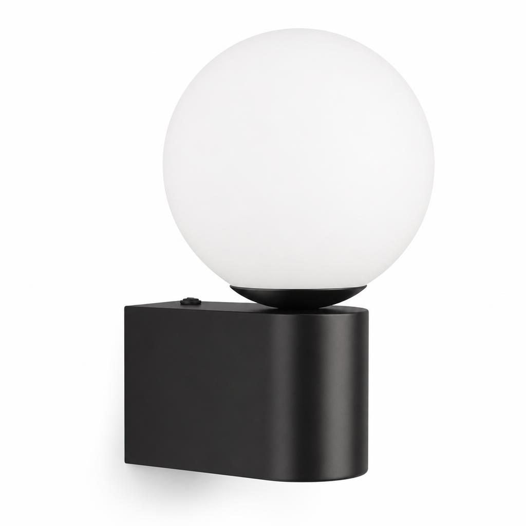 Applique murale Kodama, globe en verre dépoli blanc sur support noir, sur fond blanc