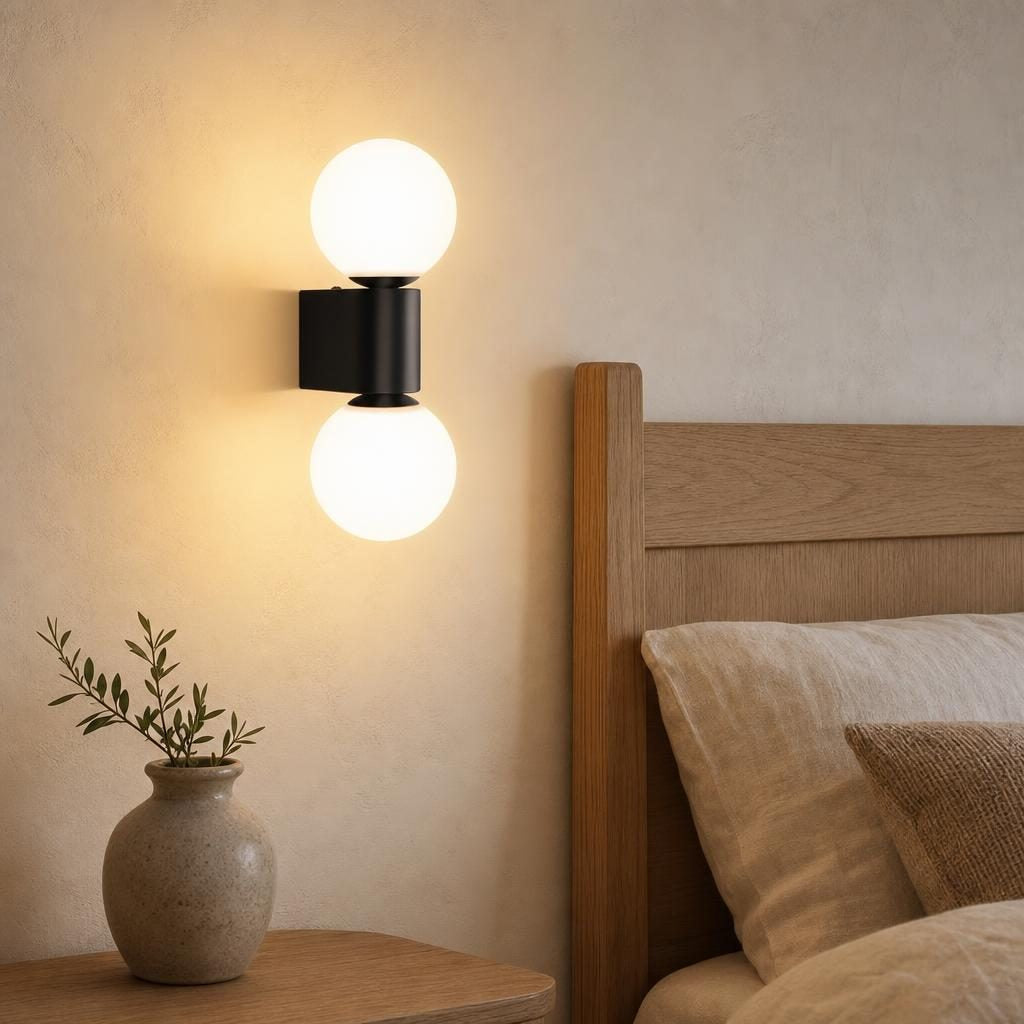 Applique Kodama à deux globes allumée à côté d'une tête de lit en chêne