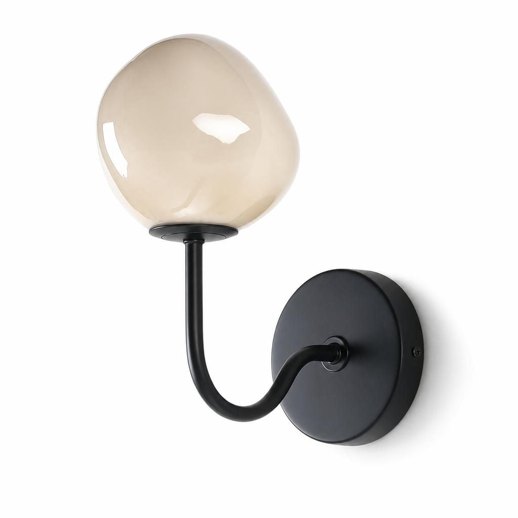 Applique murale Koishi, globe galet en verre opalin crème et bras noir, sur fond blanc