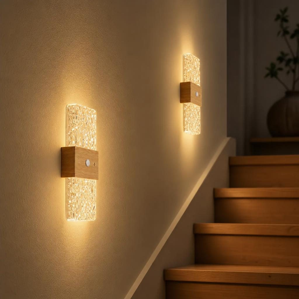 Appliques Kōri allumées le long d'un escalier en bois, le soir