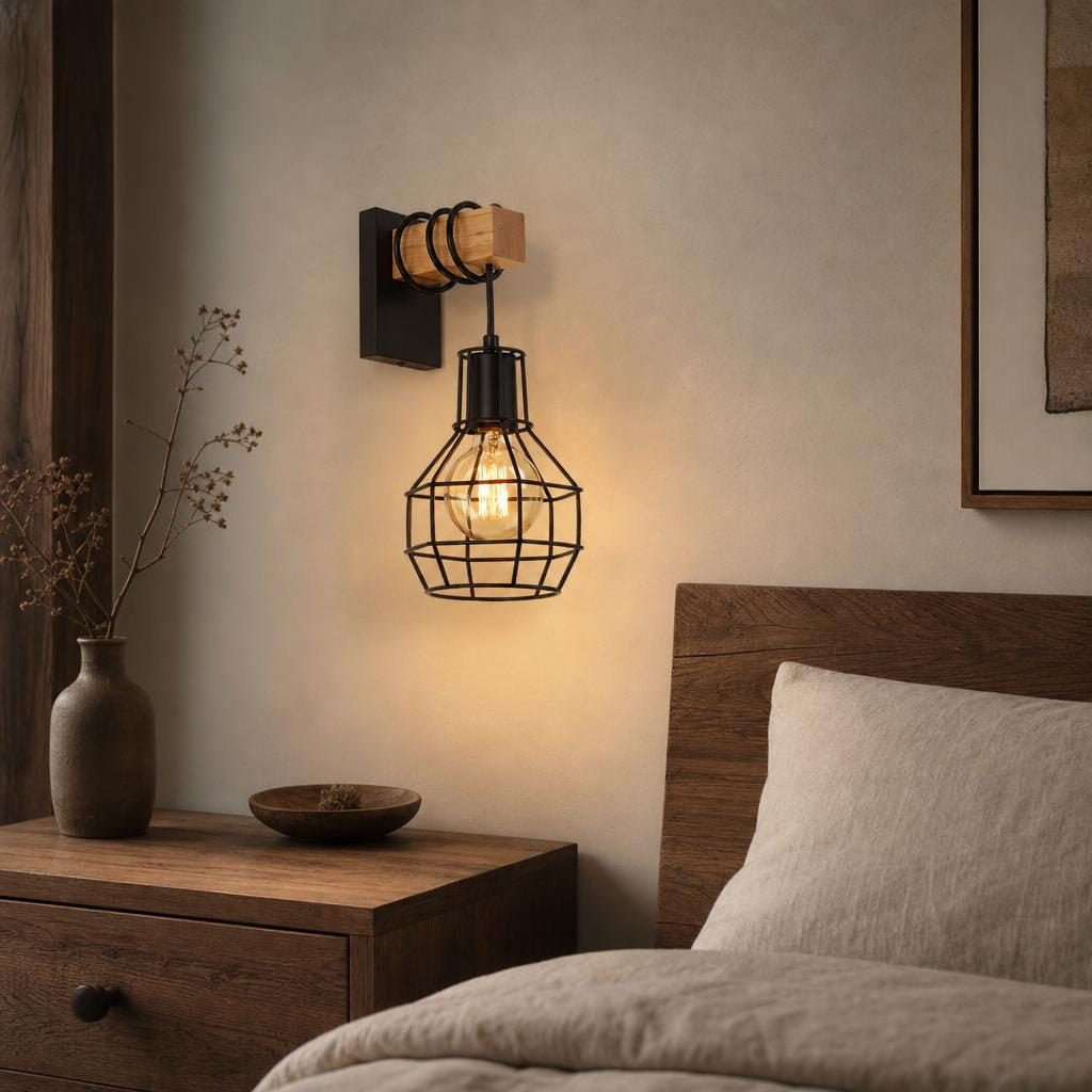 Applique Maki allumée au-dessus d'une table de chevet en bois dans une chambre
