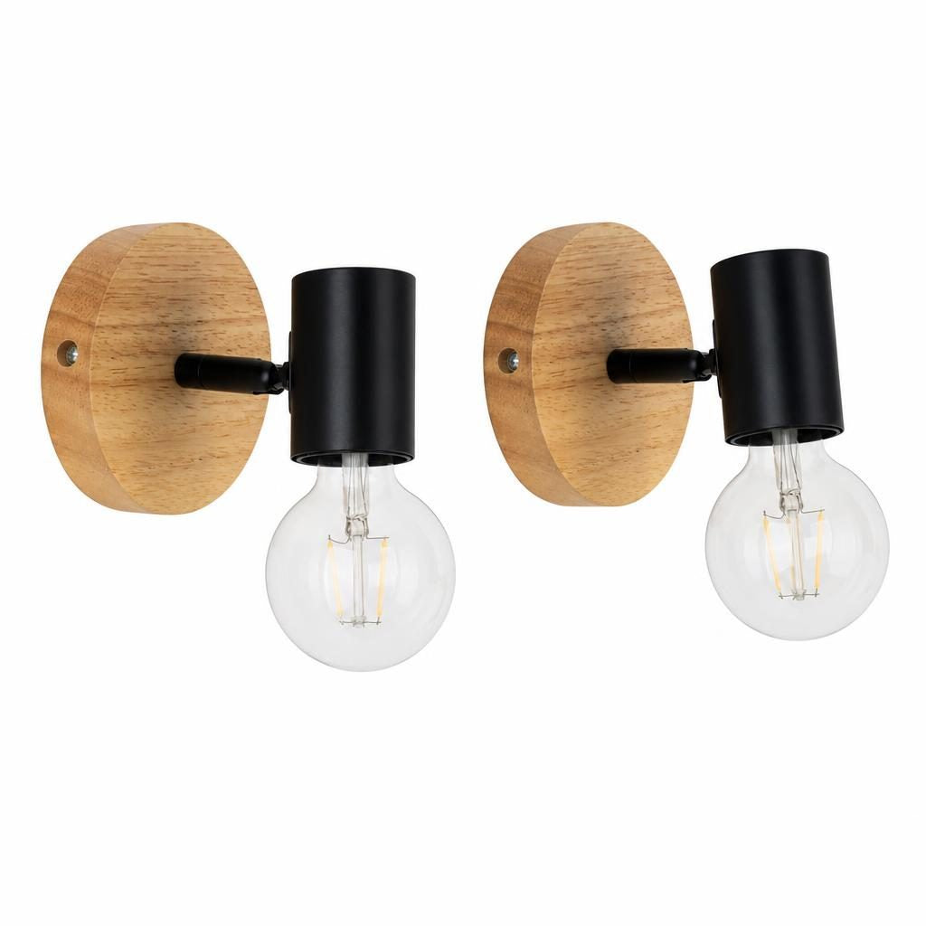 Deux appliques Maru, platine ronde en bois et douille noire avec ampoule globe, sur fond blanc