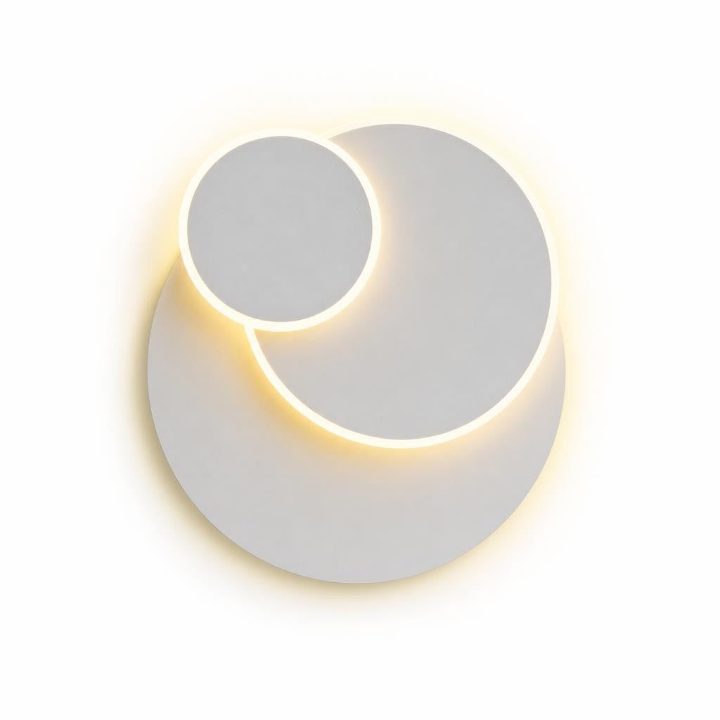 Applique murale LED Nisshoku à trois disques blancs décalés, allumée, sur fond blanc