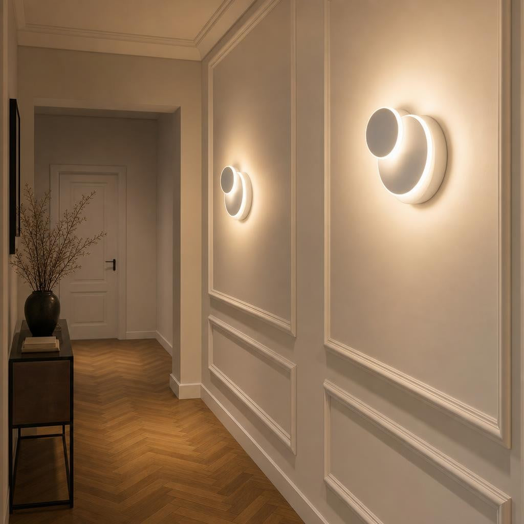 Deux appliques Nisshoku dans un couloir à moulures et parquet
