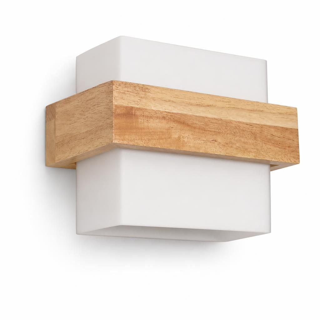 Applique murale Obi en verre blanc mat avec bandeau en bois clair, sur fond blanc