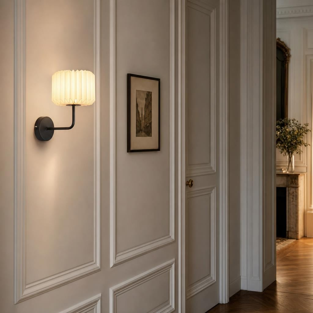 Applique Oru sur un mur mouluré dans un couloir d'appartement parisien