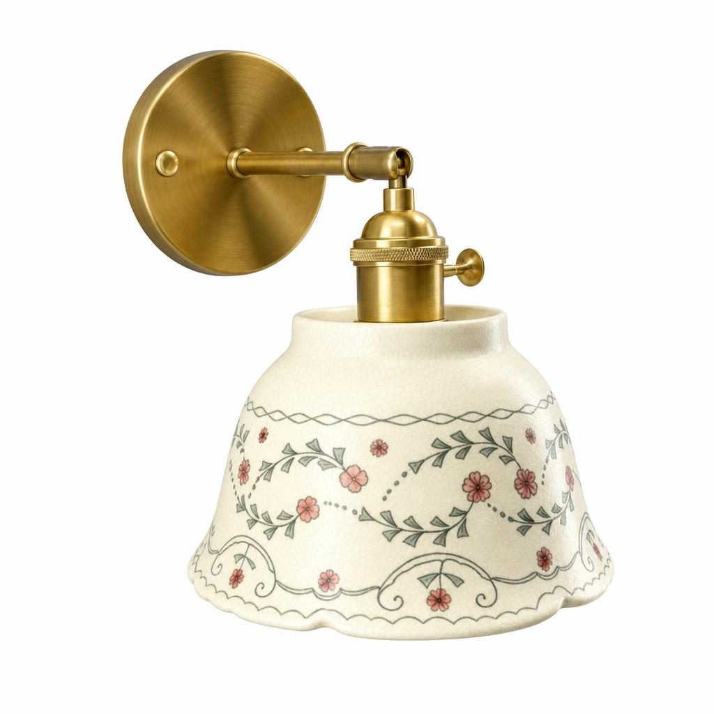 Applique murale Sarasa, cloche en céramique crème à fleurs roses et monture dorée, sur fond blanc