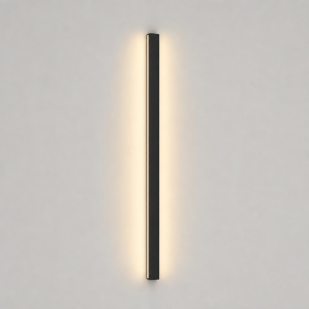 Applique murale LED linéaire Sen noire de 60 cm allumée sur un mur gris clair