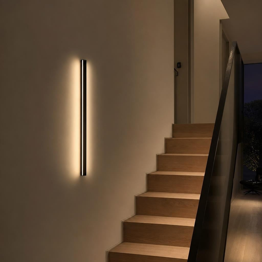 Applique Sen allumée le long d'un escalier en chêne