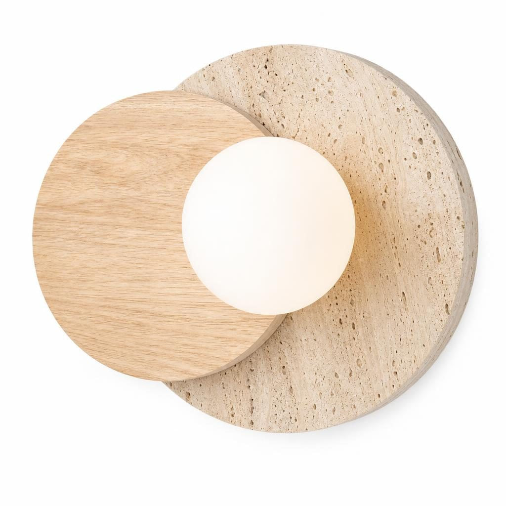 Applique murale Tsukimi, disque en travertin, disque en bois clair et globe en verre, sur fond blanc