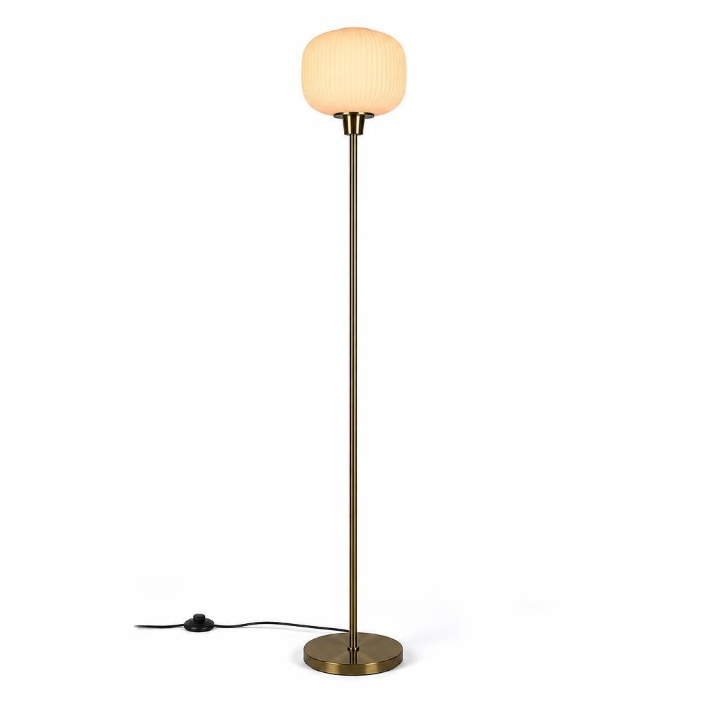 Lampadaire Hotaru avec globe en verre opalin et pied bronze doré, sur fond blanc