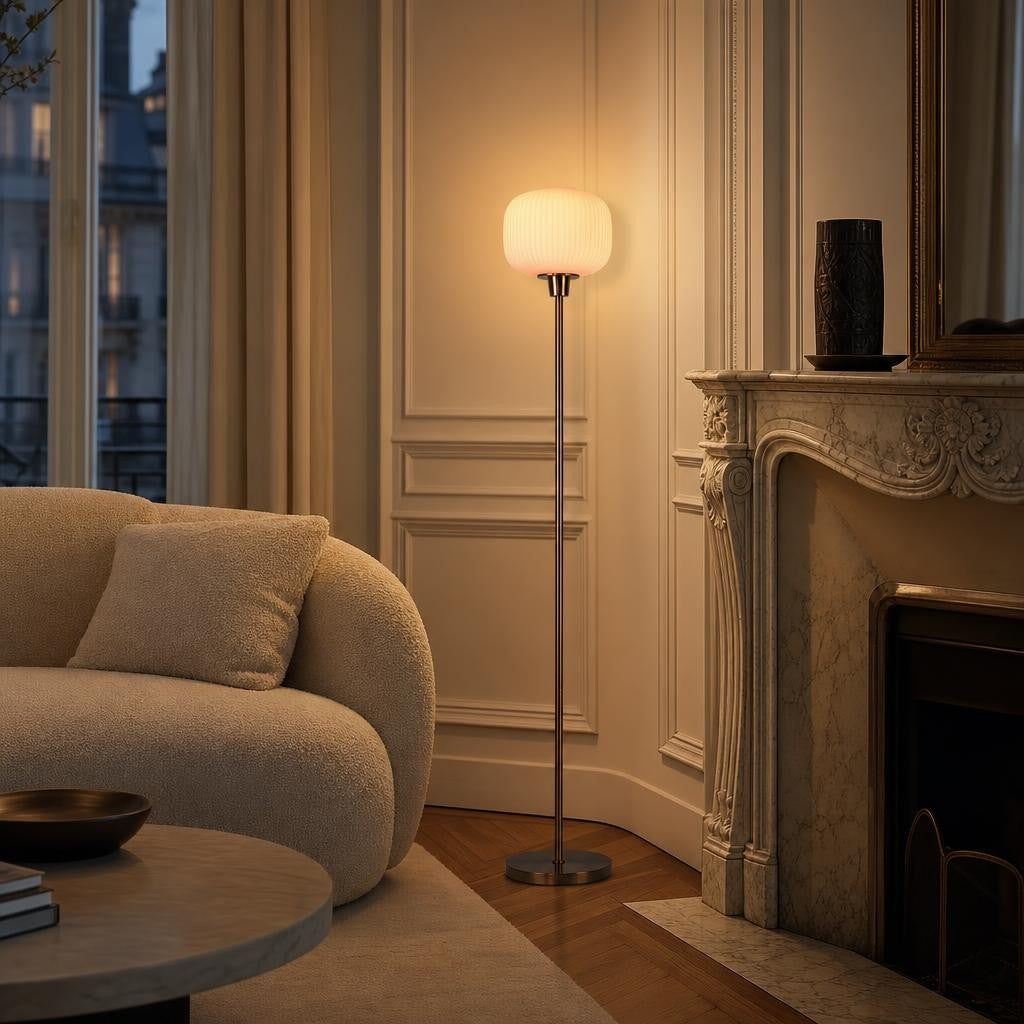 Lampadaire Hotaru allumé près d'une cheminée en marbre dans un salon parisien