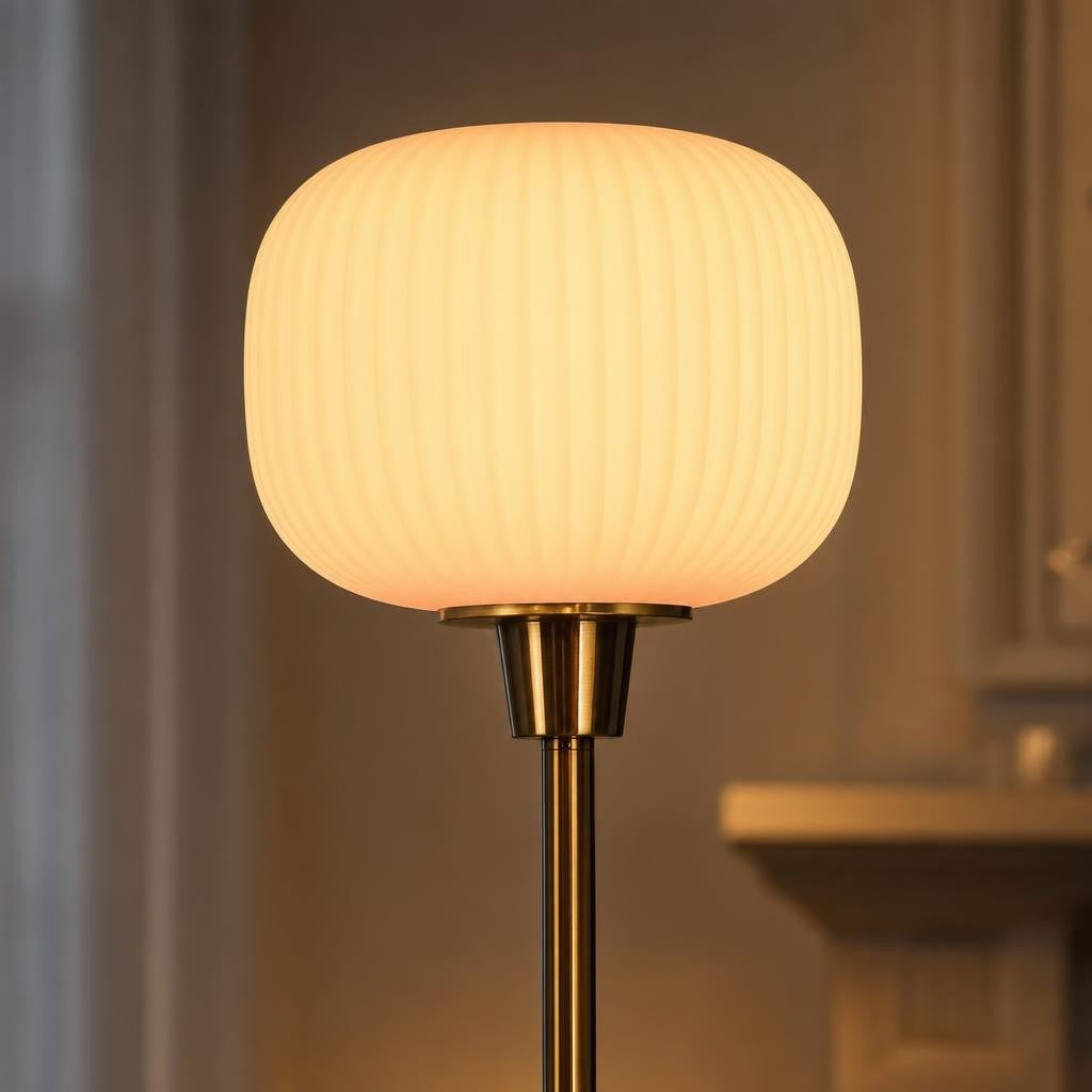 Détail du globe en verre opalin strié du lampadaire Hotaru allumé