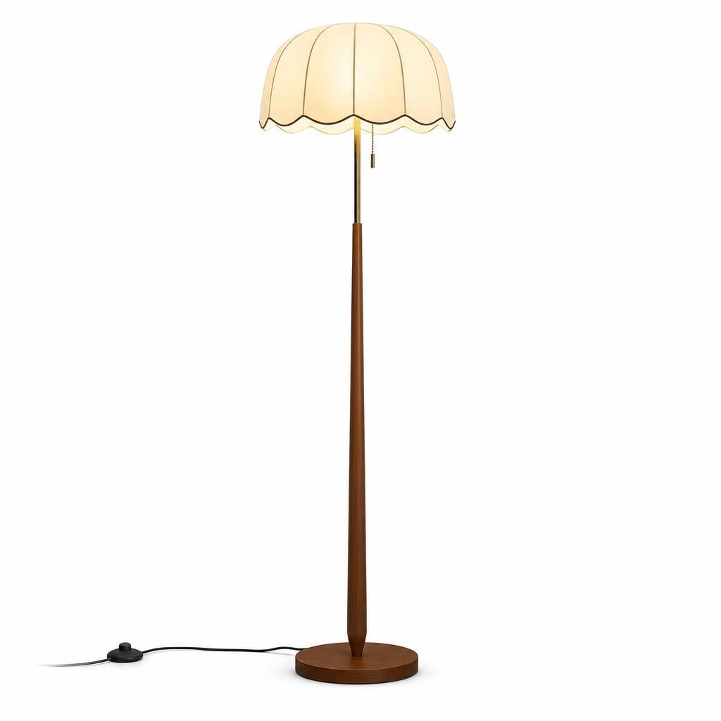 Lampadaire Kasa avec abat-jour dôme festoné en tissu crème et pied noyer, sur fond blanc