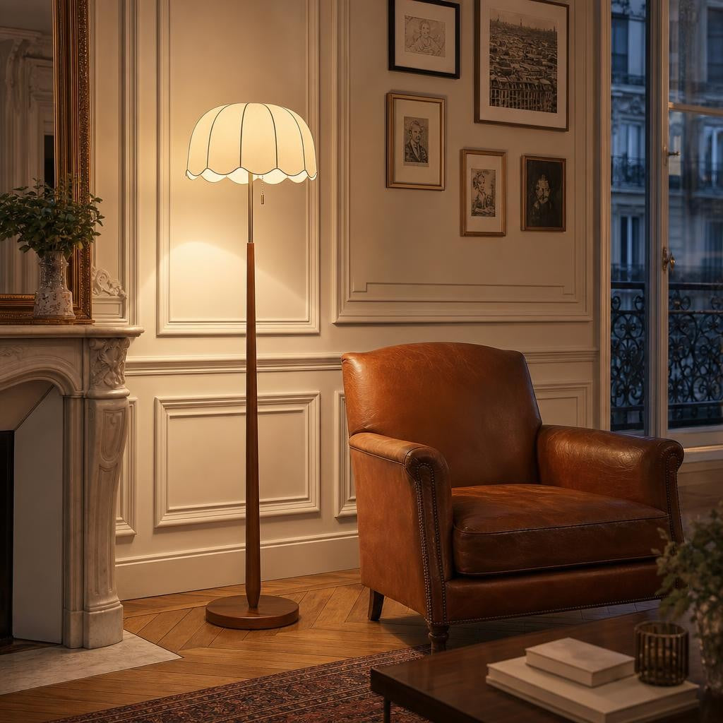 Lampadaire Kasa allumé près d'un fauteuil en cuir dans un salon parisien