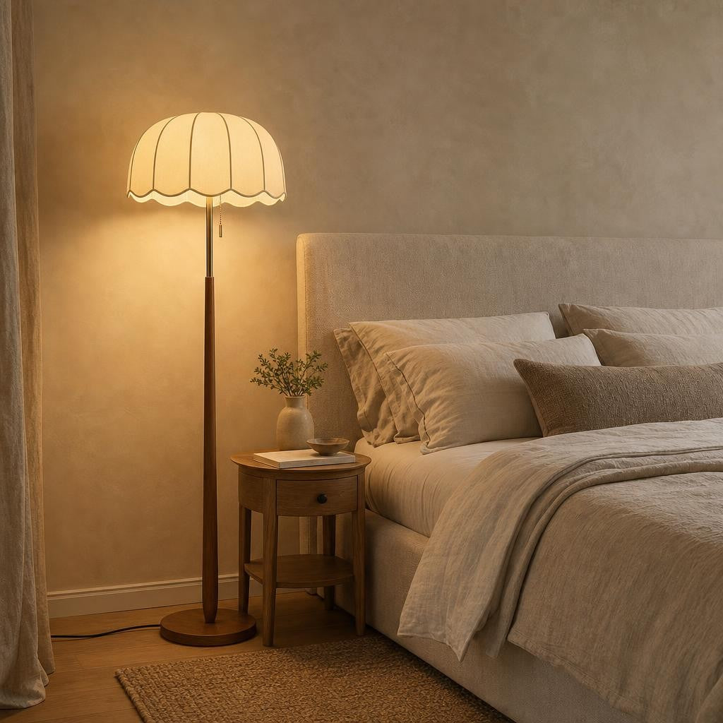 Lampadaire Kasa dans une chambre à côté d'un lit en lin