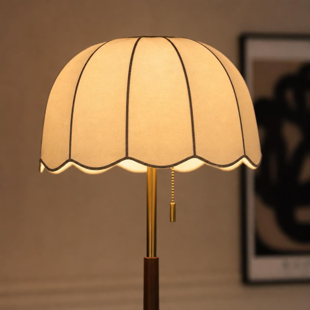 Détail de l'abat-jour festoné et de la tirette du lampadaire Kasa