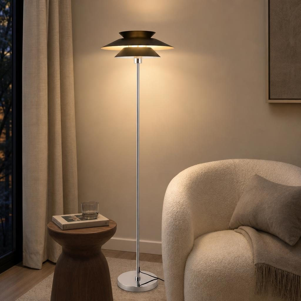 Lampadaire Kasane allumé à côté d'un fauteuil bouclé dans un salon
