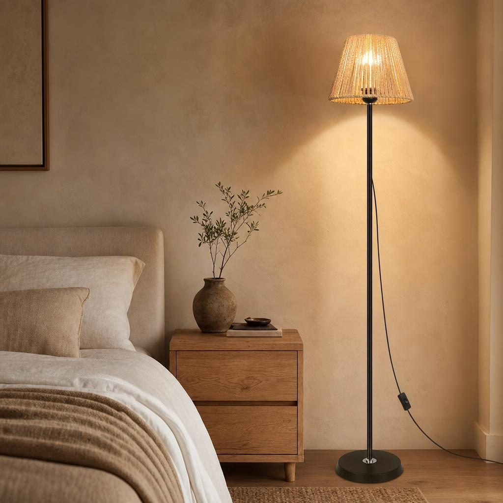 Lampadaire Kaya dans l'angle d'une chambre, à côté d'une table de chevet en chêne