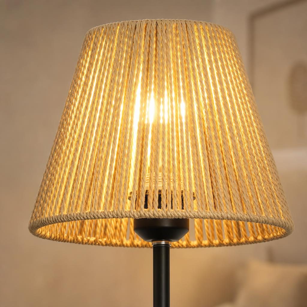 Détail de l'abat-jour en corde tressée du lampadaire Kaya allumé