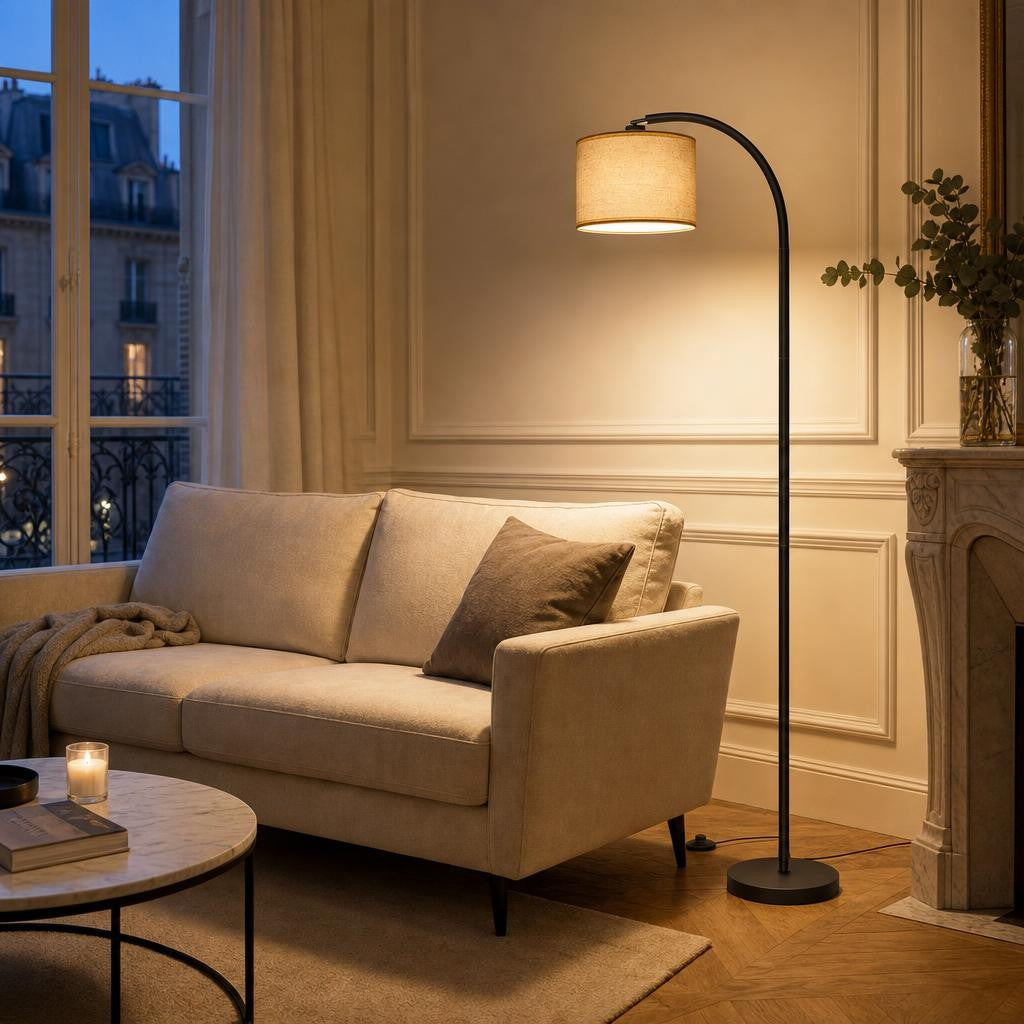 Lampadaire Yumi allumé à côté d'un canapé en lin dans un salon parisien