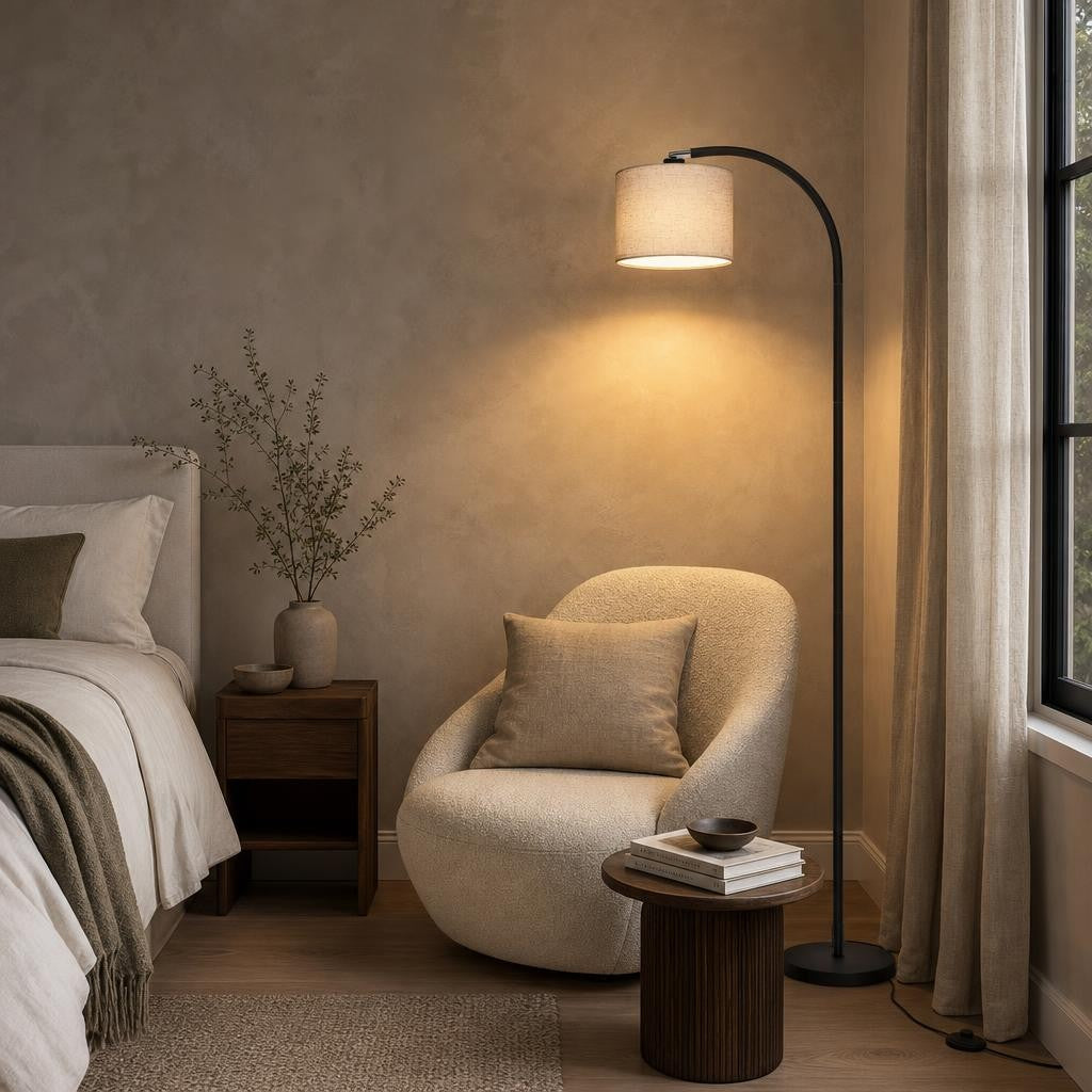 Lampadaire Yumi près d'un fauteuil bouclette dans une chambre