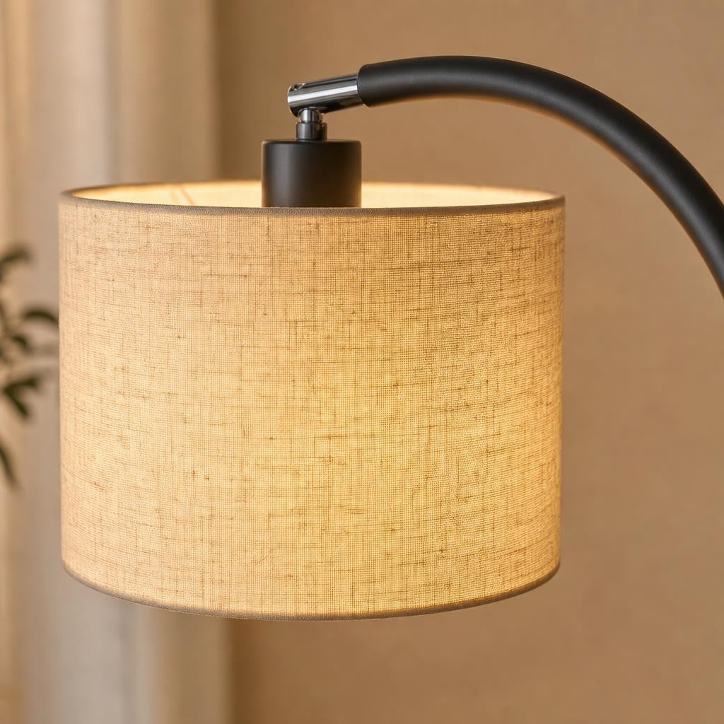 Détail de l'abat-jour en lin et de l'articulation du lampadaire Yumi