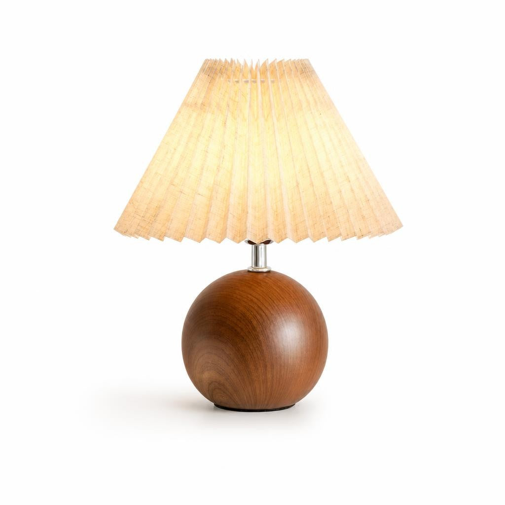 Lampe à poser Hana avec abat-jour plissé crème et socle boule bois foncé, sur fond blanc