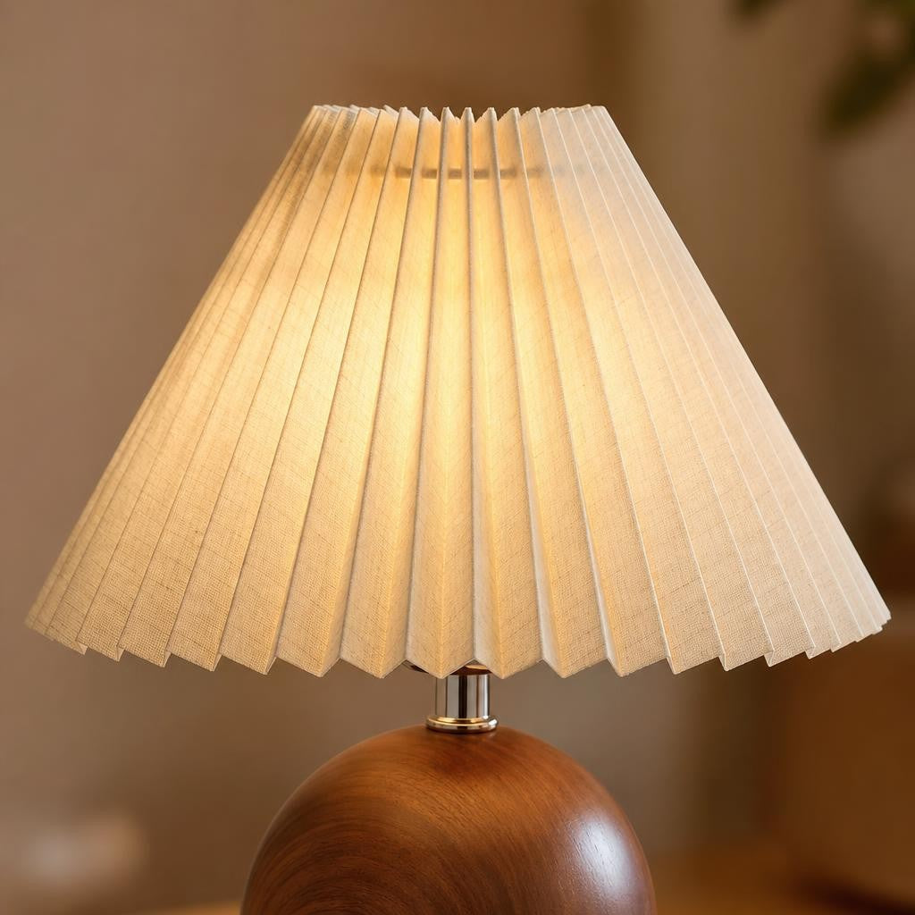 Détail de l'abat-jour plissé de la lampe Hana allumée