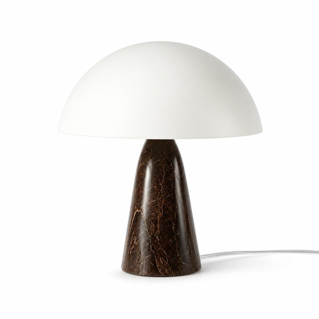 Lampe à poser champignon Kinoko, dôme blanc et pied effet marbre brun, sur fond blanc