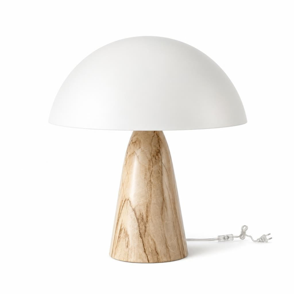 Lampe à poser Kinoko, dôme blanc et pied effet marbre clair, sur fond blanc