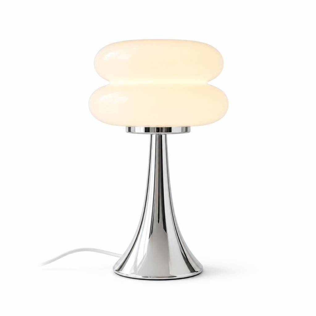 Lampe à poser Macaron, abat-jour en verre blanc à deux anneaux sur pied effet chromé, sur fond blanc