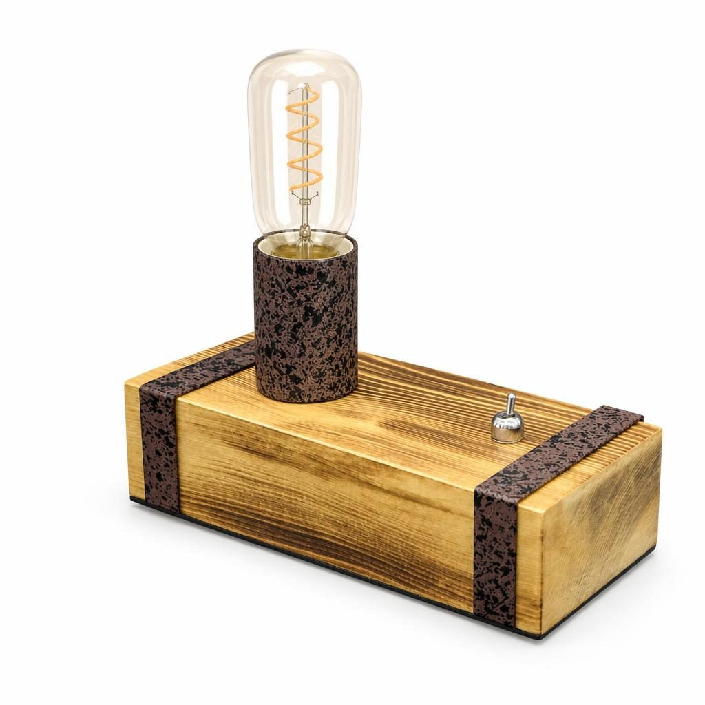 Lampe à poser Makigi, bloc de bois flammé, bandes effet rouille et ampoule à filament, sur fond blanc