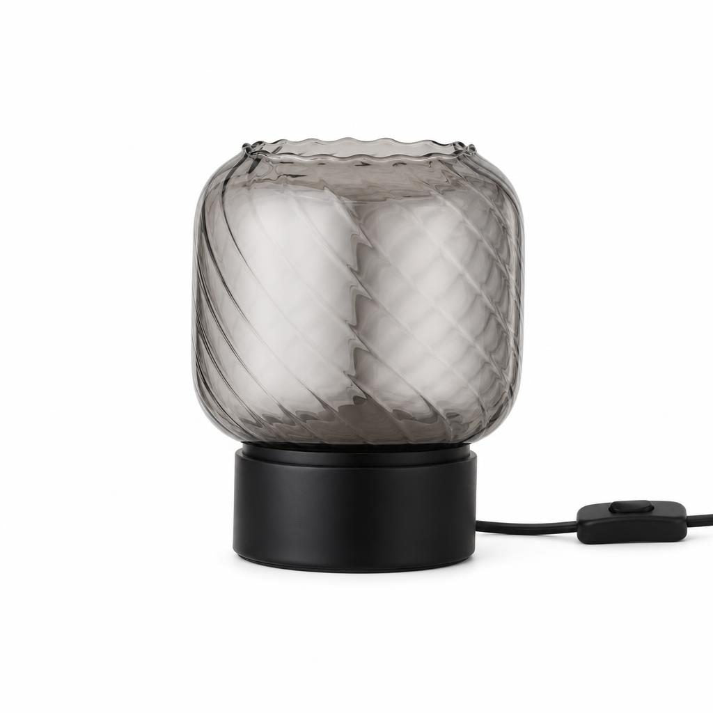 Lampe à poser Oboro, verre fumé strié en spirale et socle noir, sur fond blanc