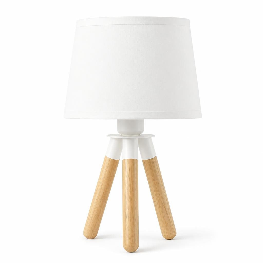 Lampe à poser Sankyaku, trépied en bois clair et abat-jour en tissu blanc, sur fond blanc