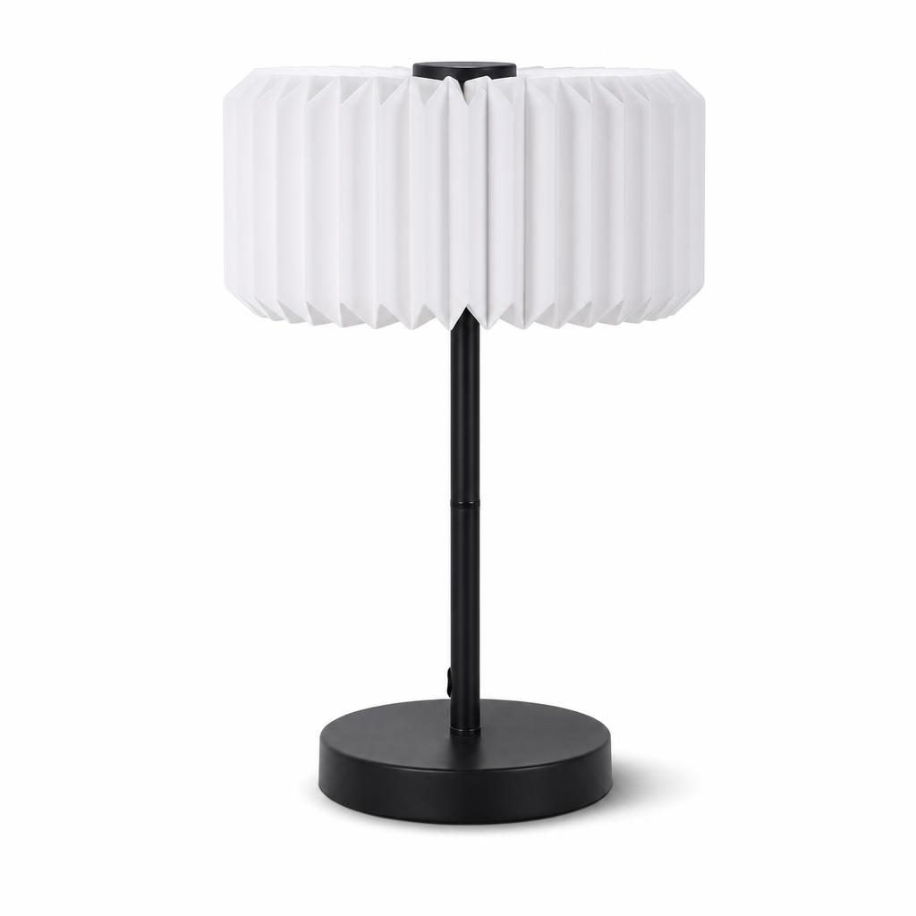 Lampe à poser Sensu, abat-jour en papier plissé blanc et pied noir, sur fond blanc