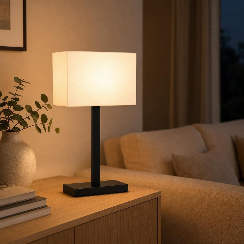Lampe Shikaku noire à abat-jour blanc allumée sur un buffet en chêne