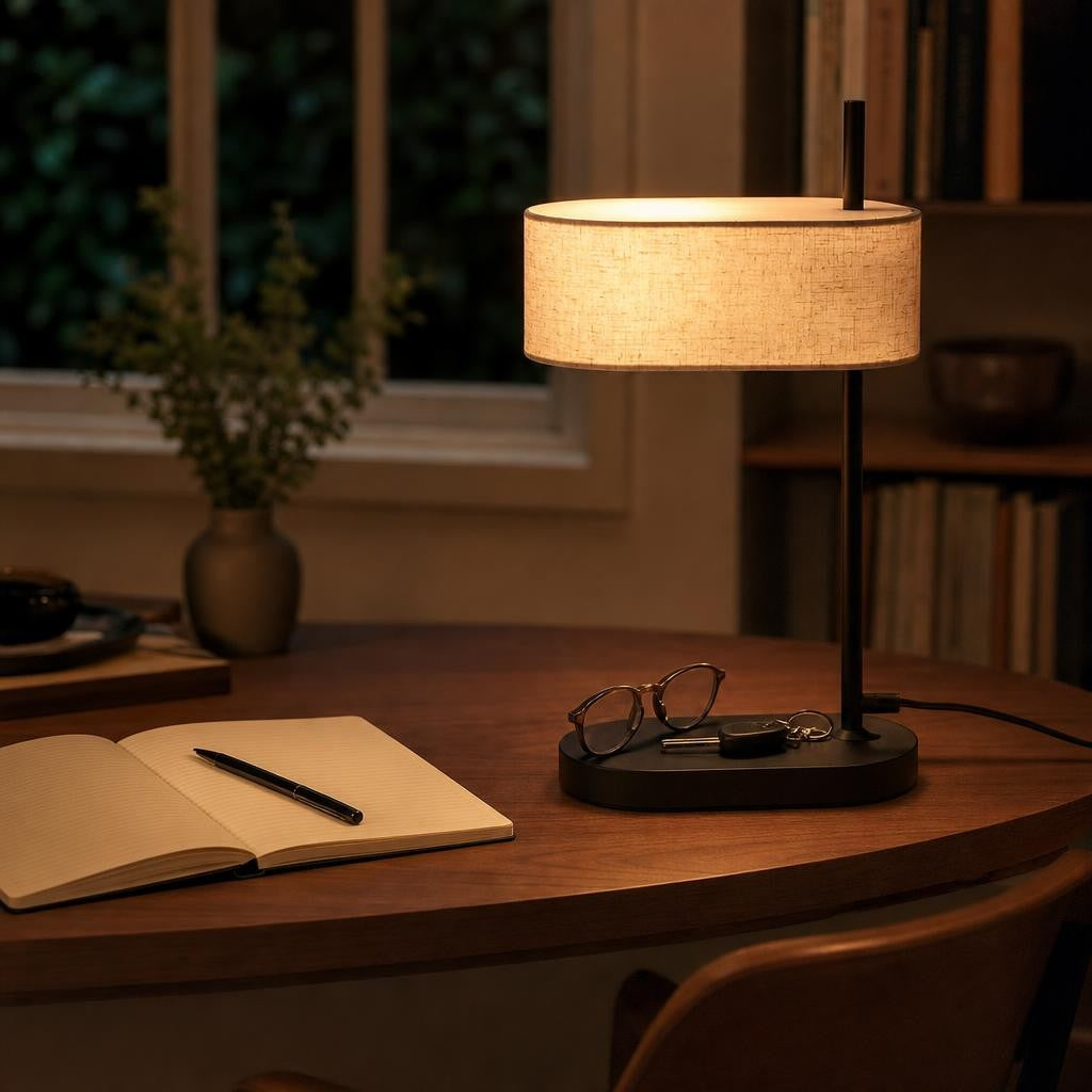 Lampe Shiori allumée sur un bureau en noyer