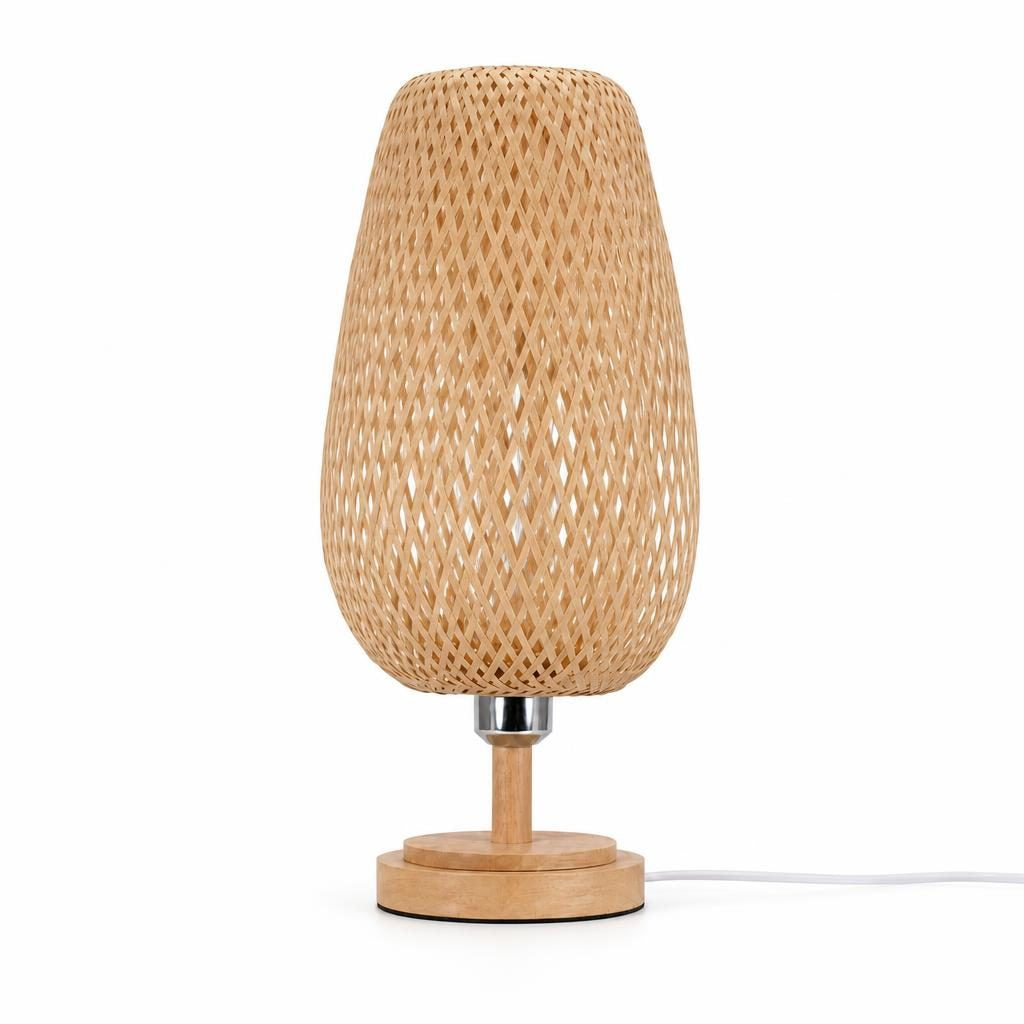 Lampe à poser Tawara, abat-jour ovoïde en bambou tressé et socle en bois clair, sur fond blanc