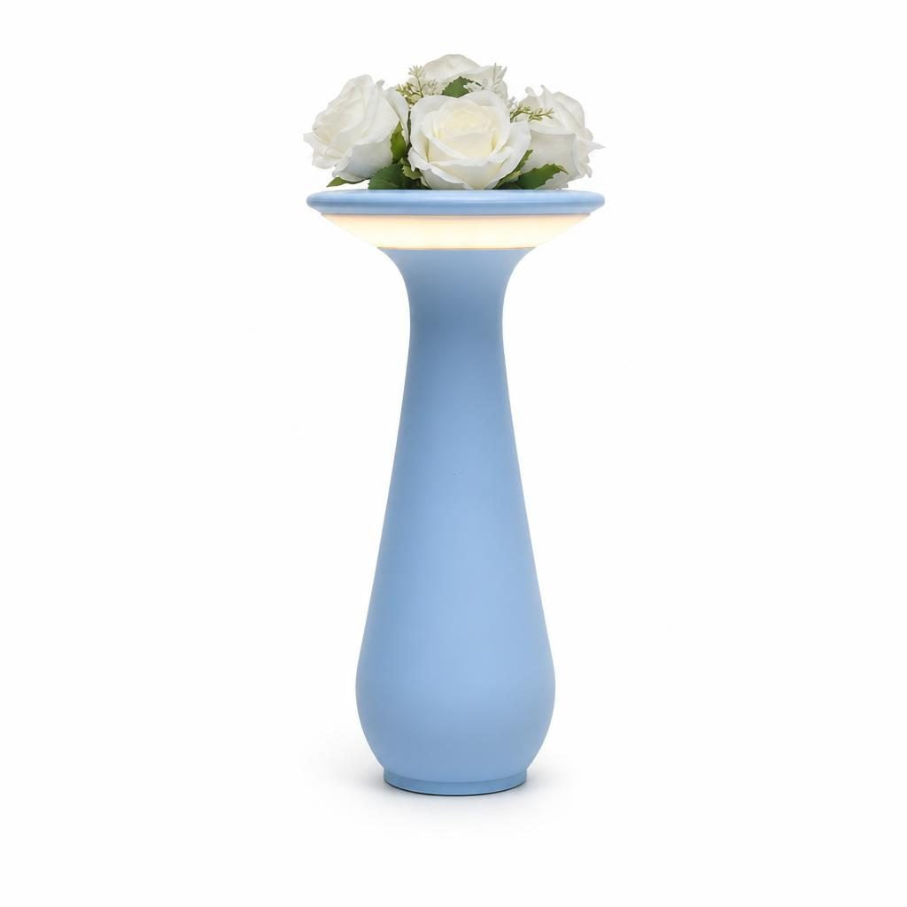 Lampe sans fil Bouquet bleue en forme de vase garnie de roses blanches, sur fond blanc
