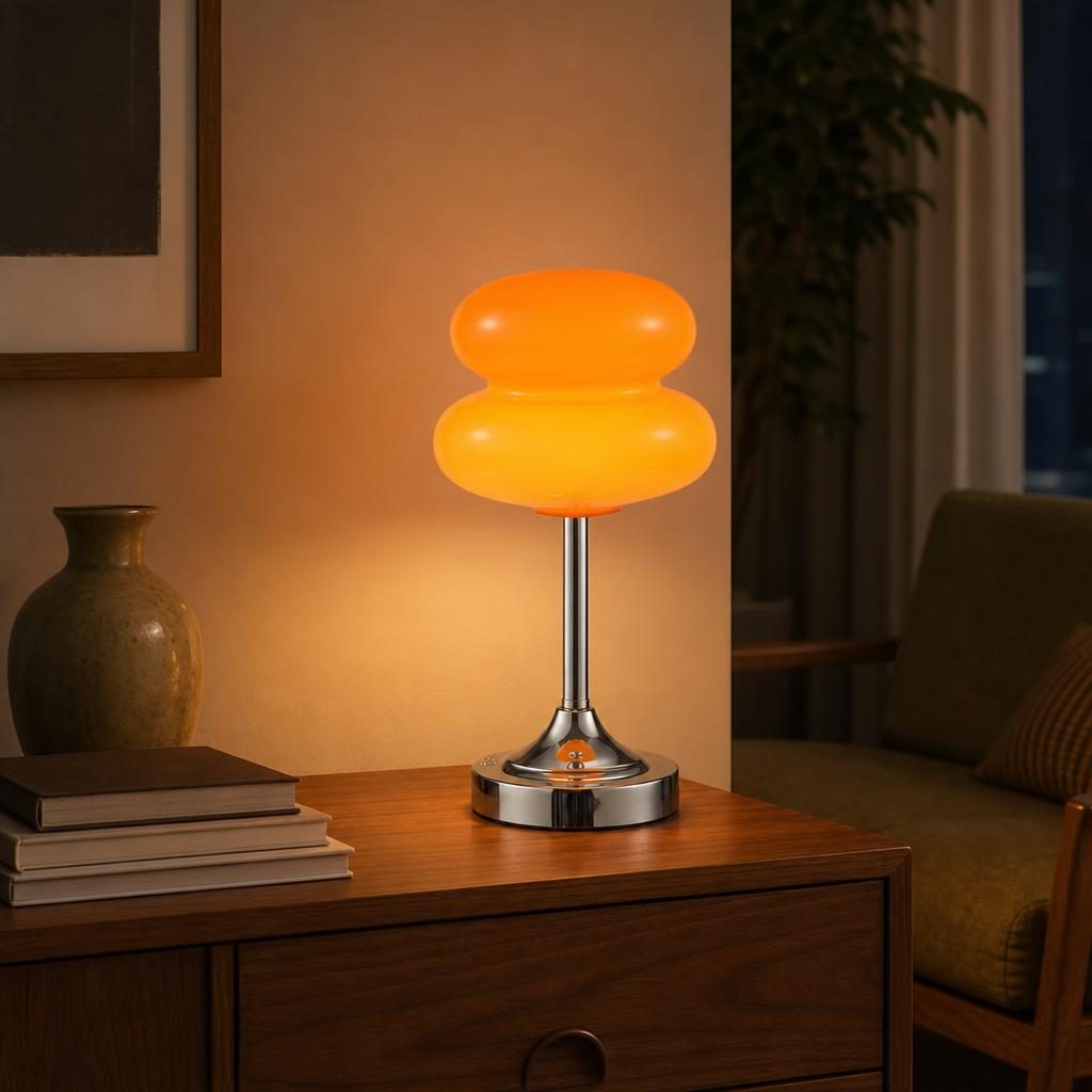 Lampe Dango orange allumée sur un buffet en noyer dans un salon rétro