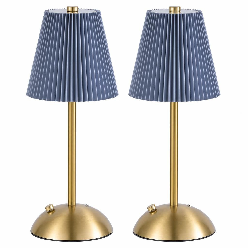 Deux lampes sans fil Hida, abat-jour plissé bleu gris et pied doré, sur fond blanc