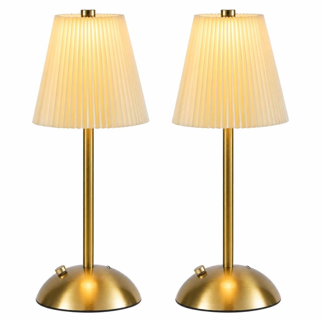 Deux lampes sans fil Hida, abat-jour plissé crème allumé et pied doré, sur fond blanc