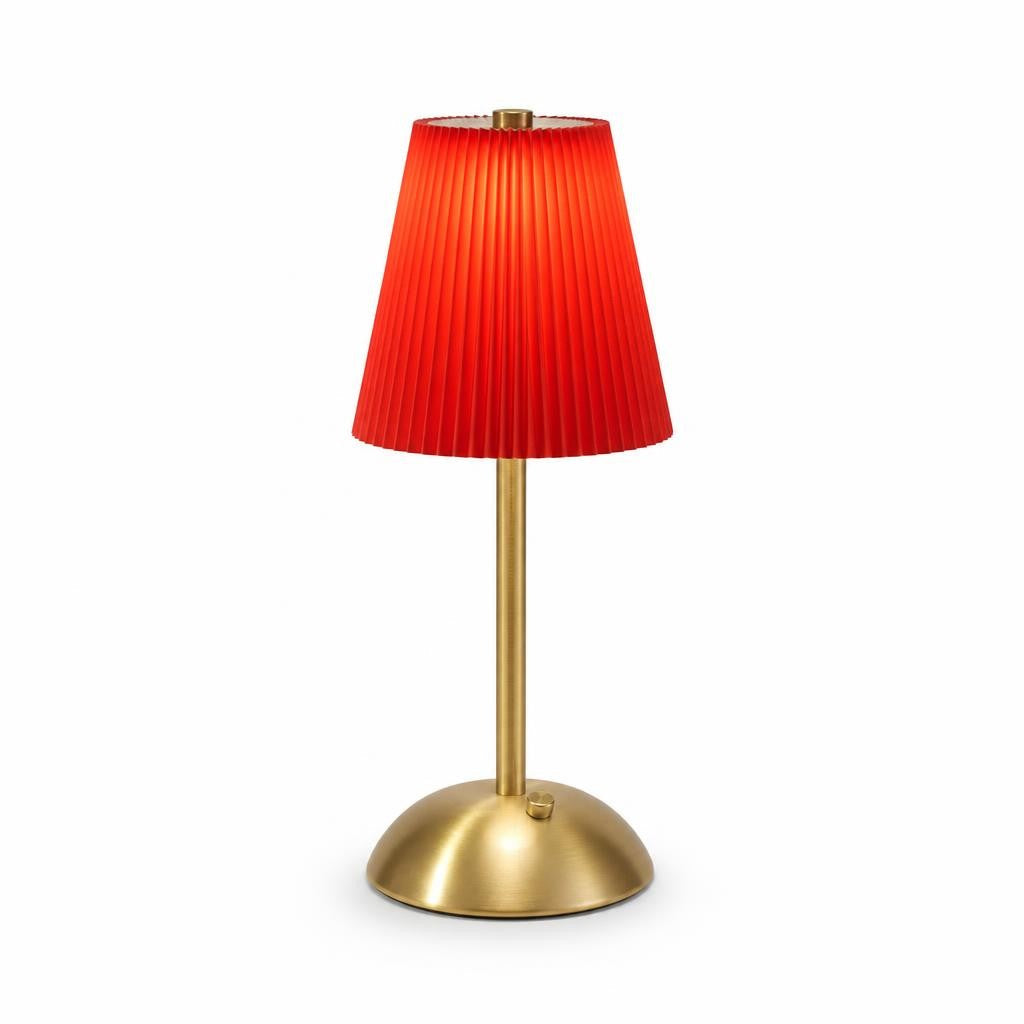 Lampe sans fil Mika rouge, abat-jour plissé et pied doré, sur fond blanc