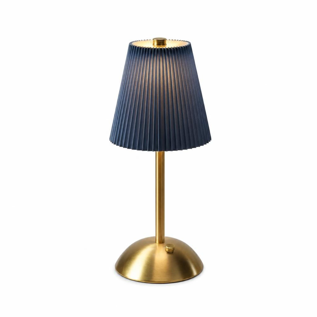 Lampe sans fil Mika bleu marine, abat-jour plissé et pied doré, sur fond blanc