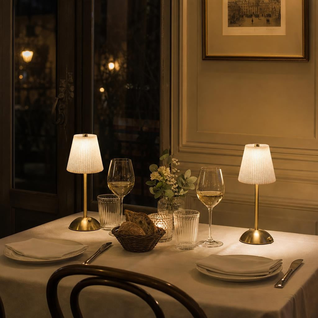Deux lampes Mika gris perle (vendues à l'unité) sur une table de dîner