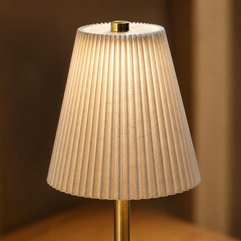 Détail de l'abat-jour plissé gris perle de la lampe Mika allumée