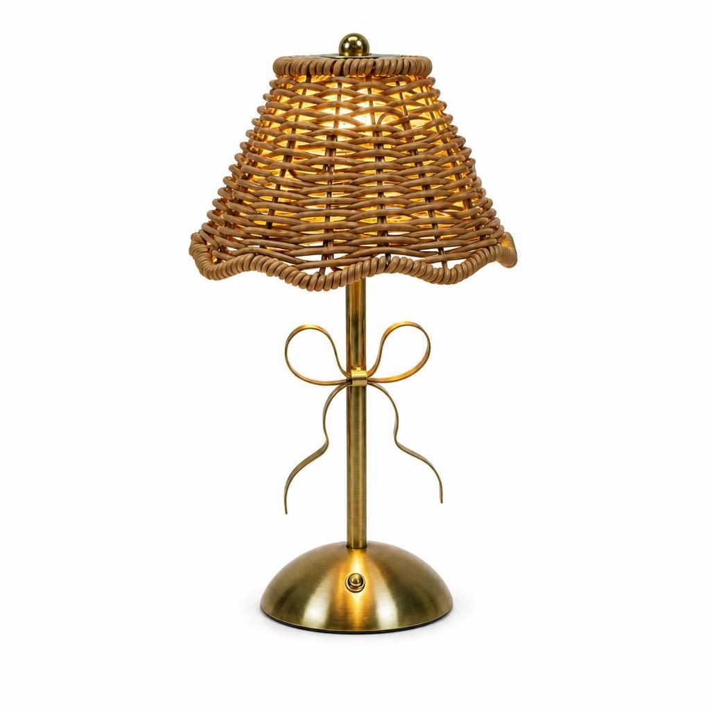 Lampe sans fil Nœud, abat-jour en rotin naturel festonné et pied doré à nœud, sur fond blanc